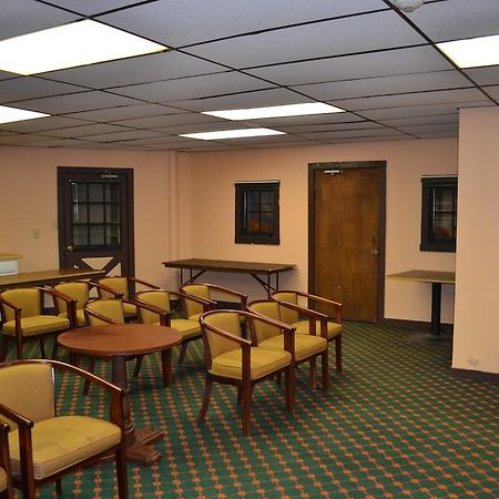 Travelodge Inn & Suites By Wyndham Muscatine Екстериор снимка