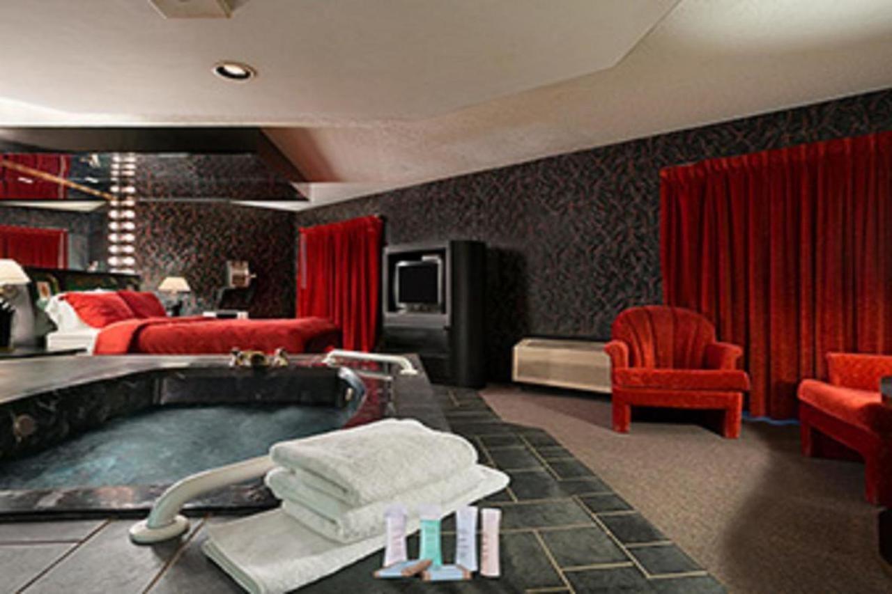 Travelodge Inn & Suites By Wyndham Muscatine Екстериор снимка