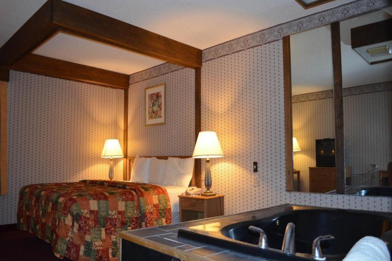 Travelodge Inn & Suites By Wyndham Muscatine Екстериор снимка