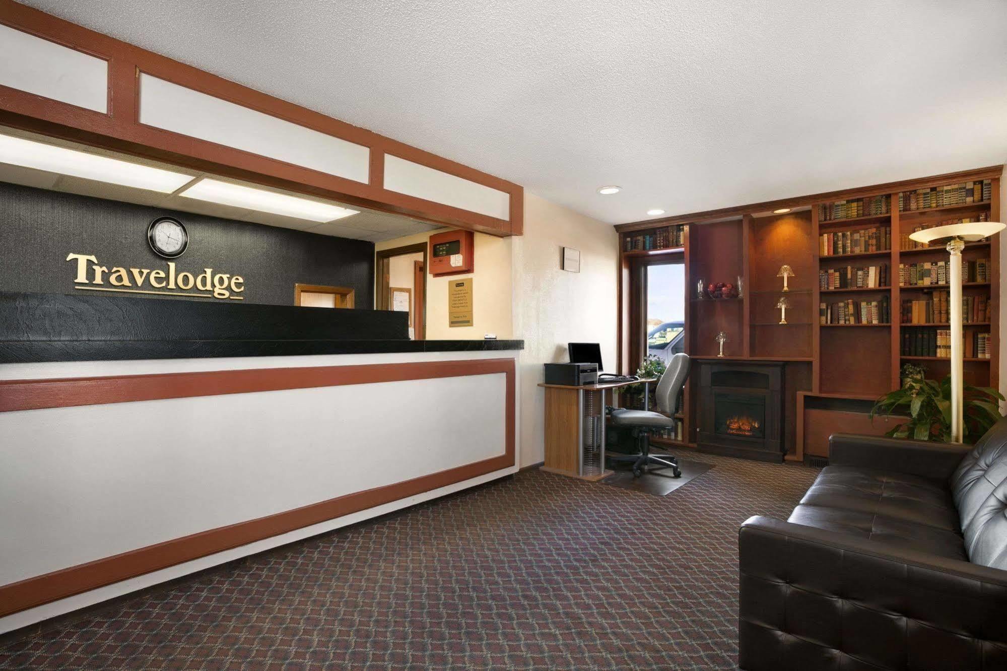 Travelodge Inn & Suites By Wyndham Muscatine Екстериор снимка