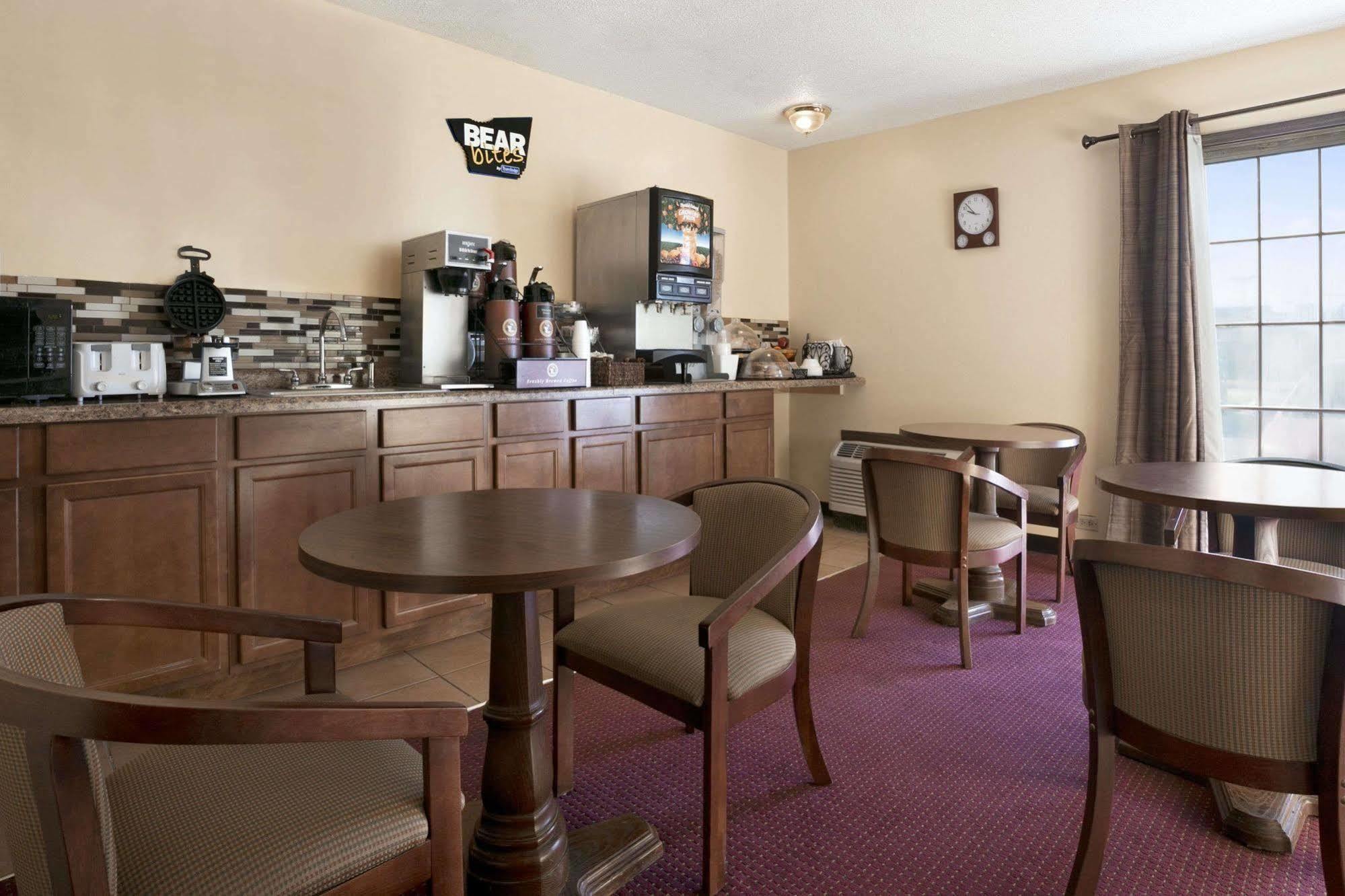 Travelodge Inn & Suites By Wyndham Muscatine Екстериор снимка
