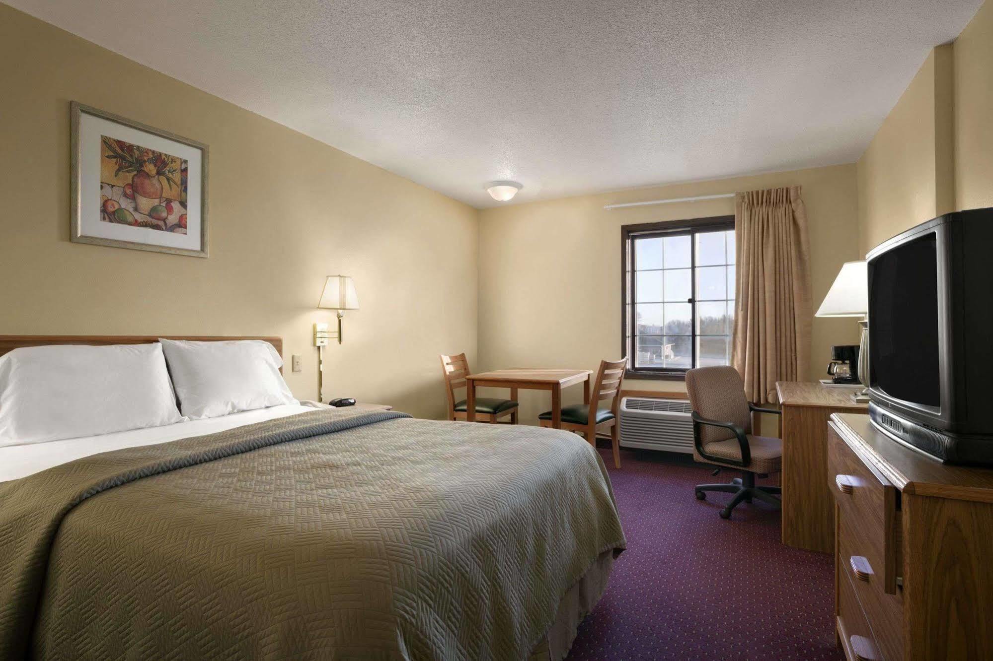 Travelodge Inn & Suites By Wyndham Muscatine Екстериор снимка