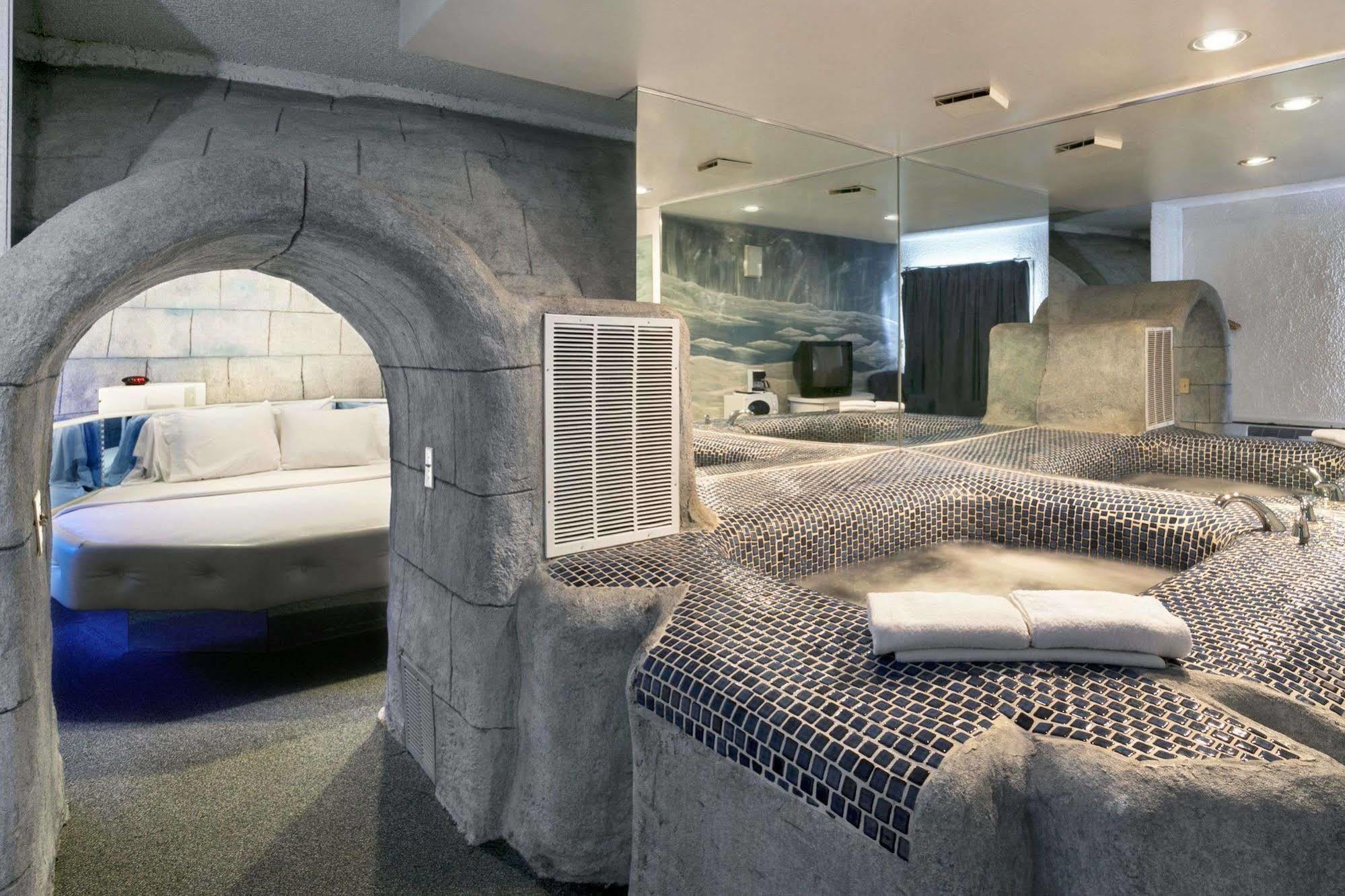 Travelodge Inn & Suites By Wyndham Muscatine Екстериор снимка