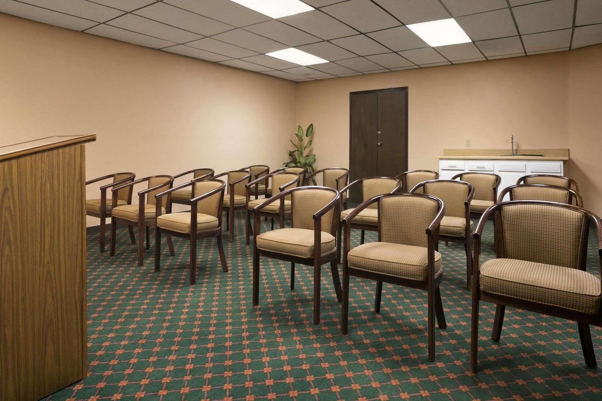 Travelodge Inn & Suites By Wyndham Muscatine Екстериор снимка